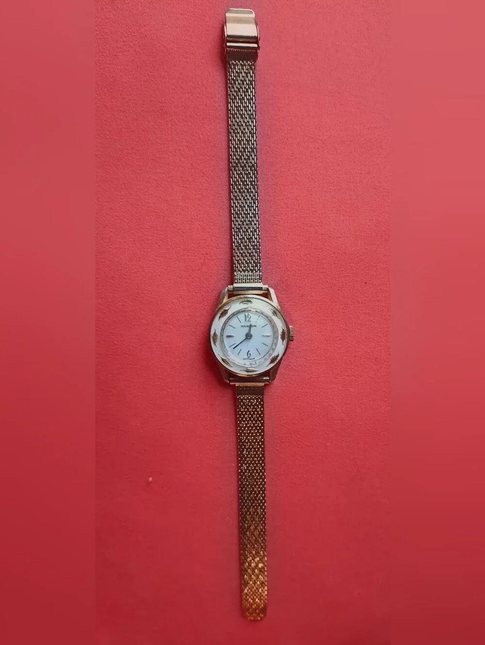 Vintage MANON Swiss‑Made Gold Watch – Leaf Bezel & Mesh Band